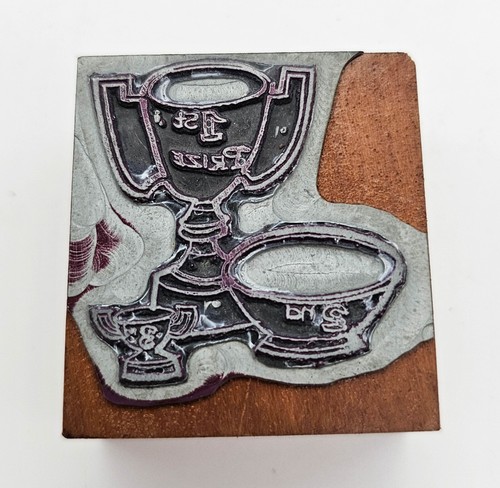 Buchdruck Schriftdruck Block Pokal Pokal 1. Preis 2. 3. Metall auf Holzdruck - Bild 1 von 4