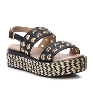 sandali con zeppa e borchie