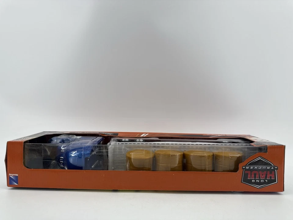 New Ray Peterbilt 387 Flatbed Truck w/ Hay Bales 1:43 Diecast - Image 3 of 4