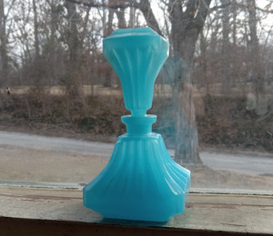VINTAGE BLUE SEMI OPAQUE GLASS PERFUME BOTTLE WITH MATCHING GLASS STOPPER