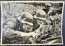 Fanti tedeschi caricano un MG 34 mentre sostengono