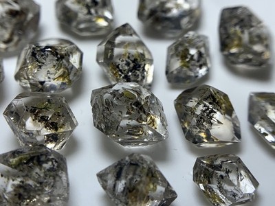 27.30 CRT s Floruscent DT Petroleum Diamond Quartz Colour Change UV Reaction@Pak
