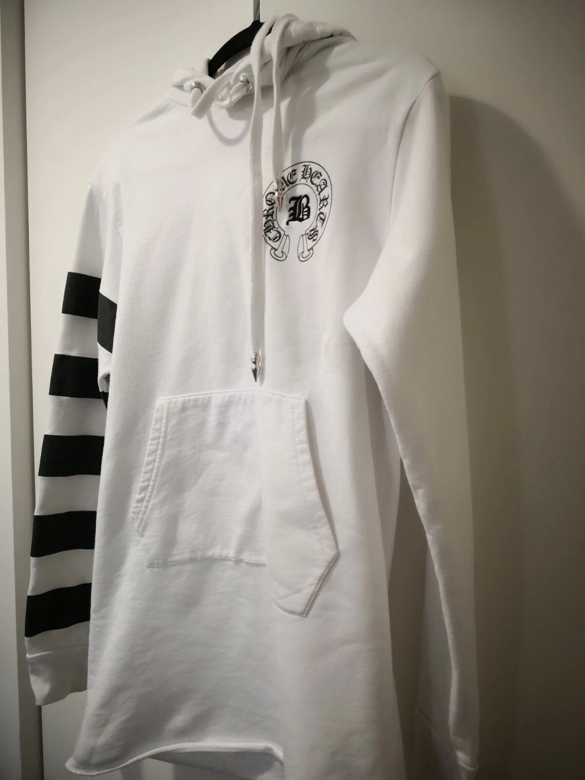 CHROME HEARTS FELPA CON CAPPUCCIO IN COTONE BIANCO CROMATO CUORI COLLABORAZIONE HADID STAMPA E RIGHE LOGO S