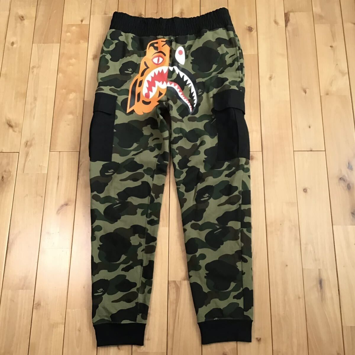 BAPE 1st camo green tiger shark sweat cargo pants A Bathing BAPE 1st camo green tiger shark sweat cargo pants A Bathing