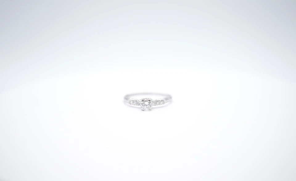 Anillo de compromiso de diamantes vintage de platino con detalles de diamantes Foto 2 de 4