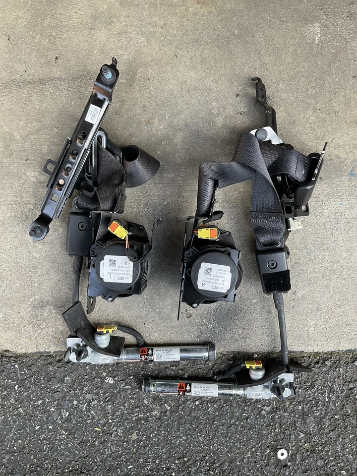 Cinturones de seguridad Chevy Traverse GMC Acadia - delanteros ambos lados - 2011-2017 color negro Foto 3 de 4