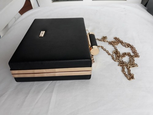 BORSETTA BORSA DONNA SEGUE CON TRACOLLA A CATENA ORO E NERO BORSA RIGIDA USATO - Foto 5 di 12