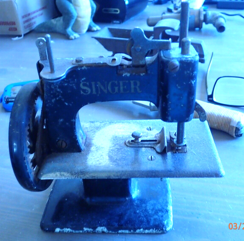 Vintage Singer Sew Handy Children's Sewing Machine Model 20, Needs Work