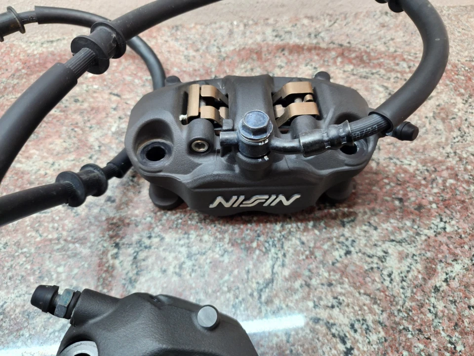 Pinzas de freno delanteras 13-25 Kawasaki Ninja ZX-6R conjunto maestro OEM 43080-0111 0113 Foto 3 de 4