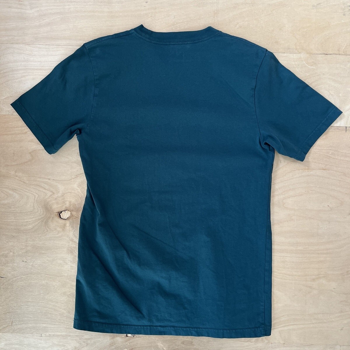 【関税込み】Carhartt Work In Progress グリーン Tyre Tシャツ Carhartt Work In Progress Green University Script T-Shirt