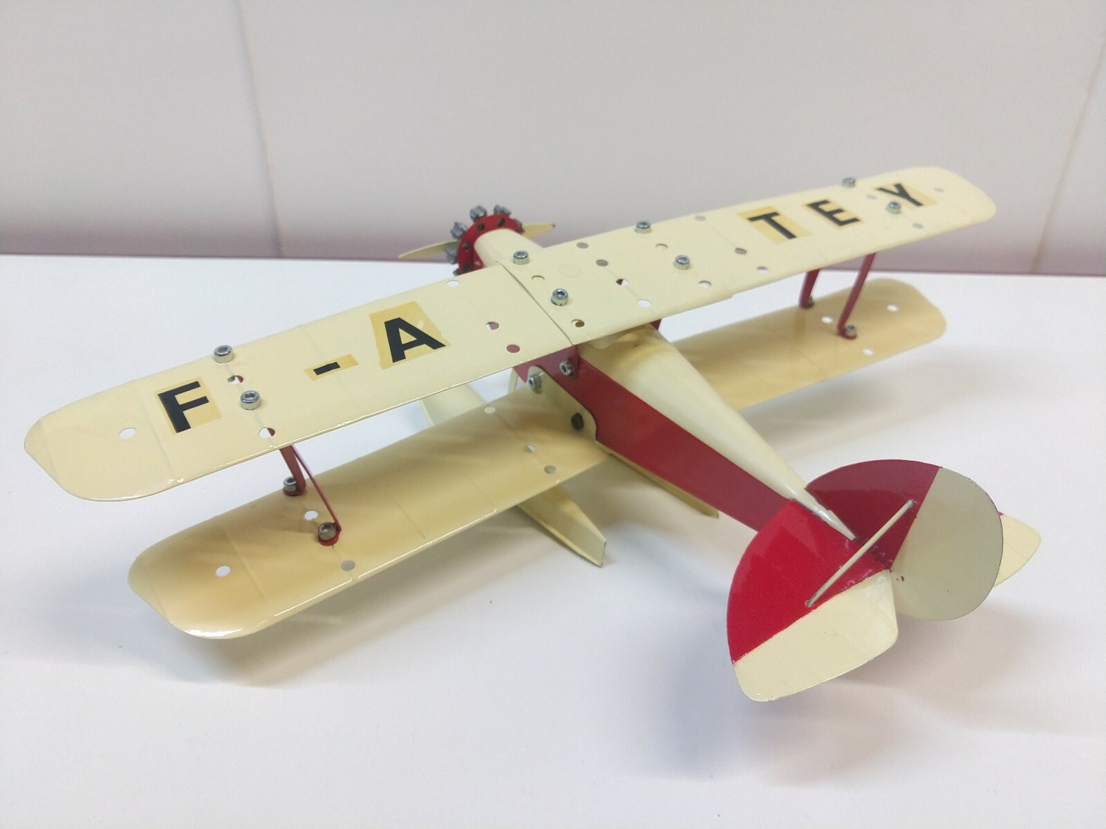 A boxed Meccano Airplane Constructor Set '0'Containing a cream and red