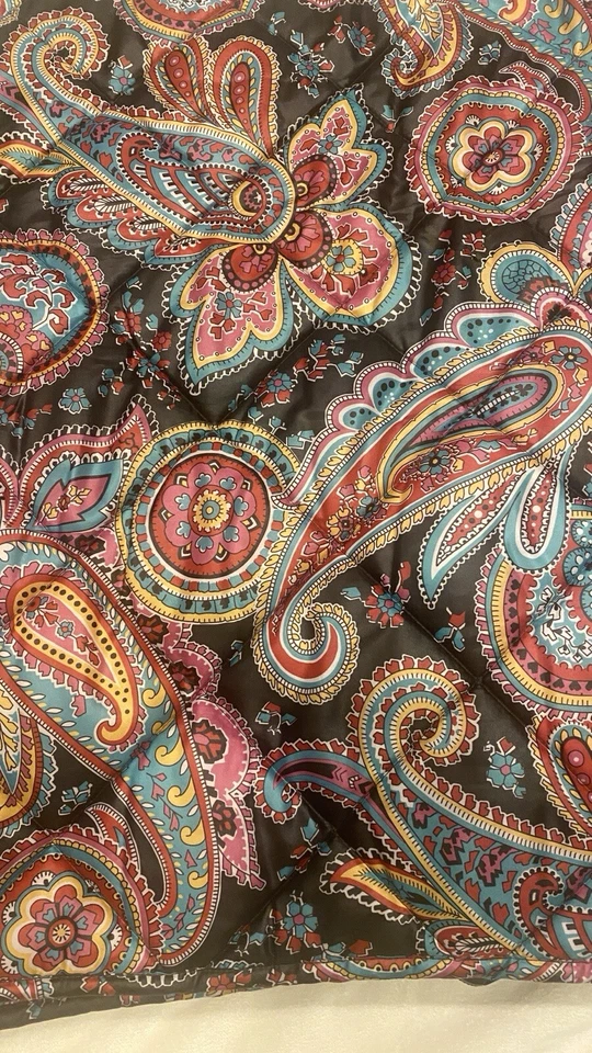 MANTA VERA BRADLEY PAISLEY PARISINA POLAR NEGRA EN MUY BUENA CONDICIÓN Foto 2 de 4