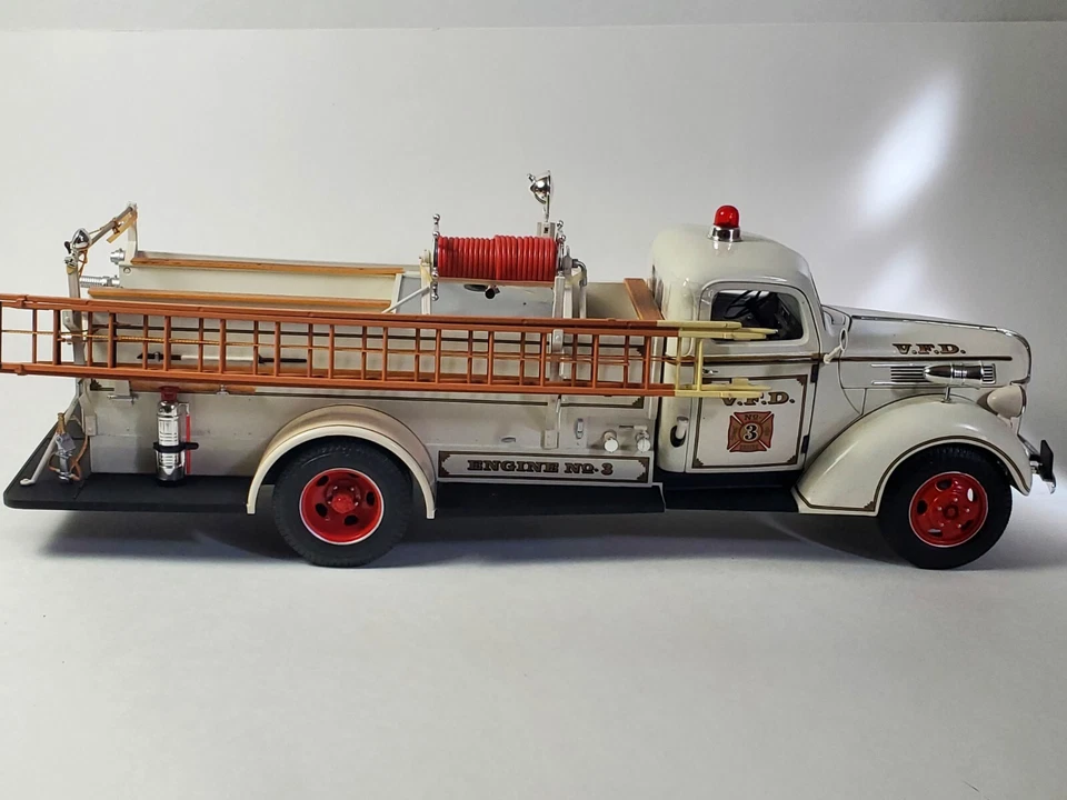 DCP Highway 61 1941 Ford Pumper V.F.D Firetruck 1:16 Fire Fighter Diecast Model - Image 2 of 4