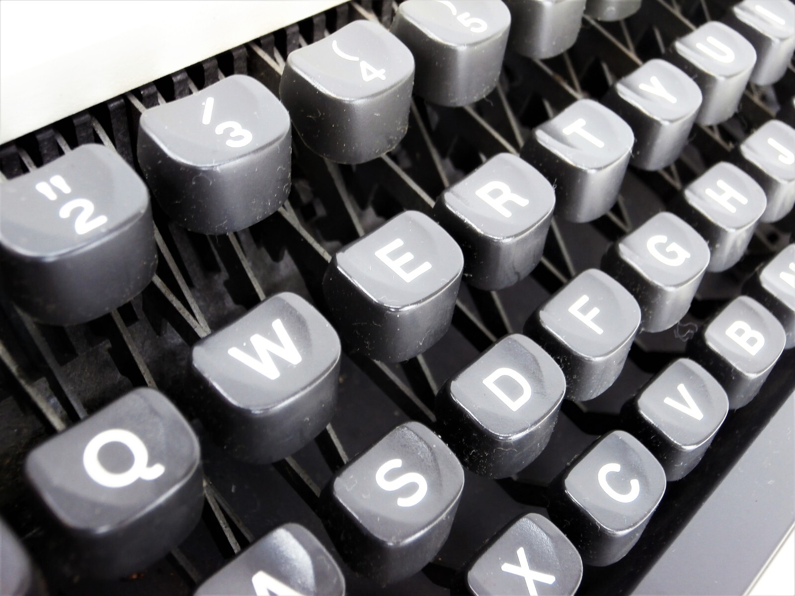 Vintage QWERTY Olivetti Lettera 12 Manual Typewriter, C. 1979, Rare Collectible - Picture 17 of 19