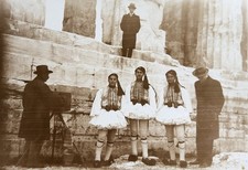 Griechenland, Athen, Akropolis, Junge Tänzer in Trachtenkleidung, 1910