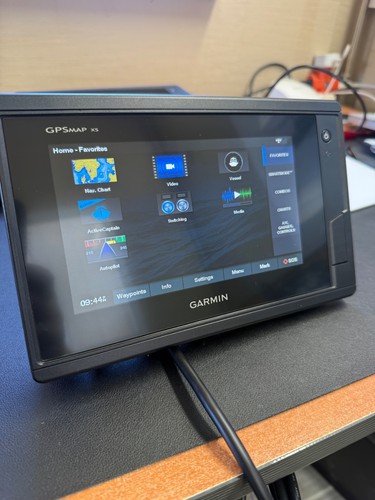 Garmin 722xs chartplotter with cable and bail mount