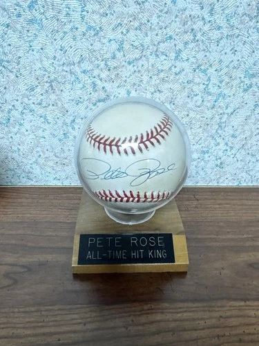 PETE ROSE SIGNED BASEBALL HIT KING STAND- COA