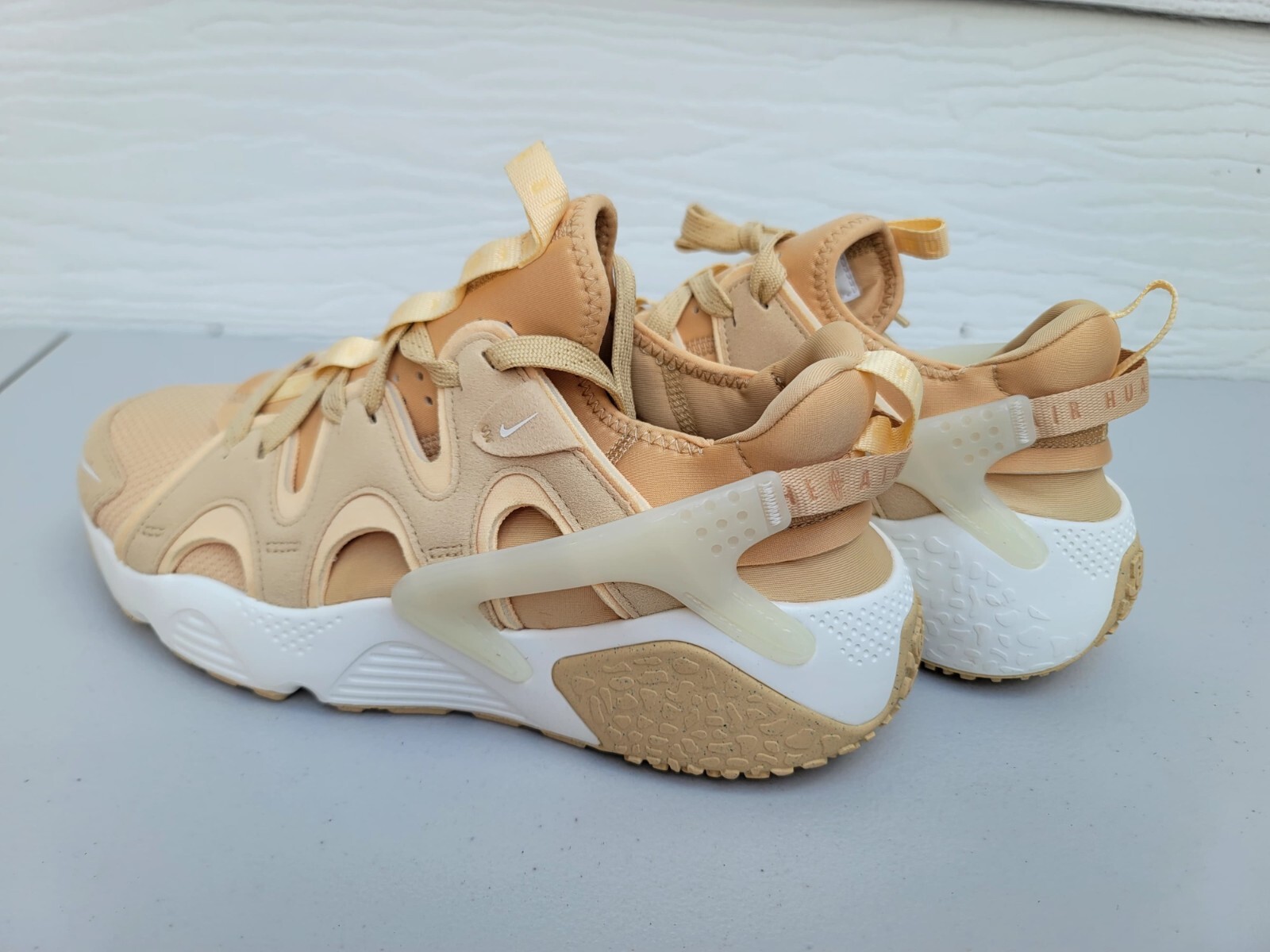 NEW NIKE  AIR HUARACHE CRAFT  DQ8031 201 WMNS SZ 10/MEN'S SZ 8.5