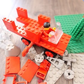 Vtg 1983 Lego Basic Building Set 577 Parts Lot  w/ MiniFigs & 2 Space Figs !!!