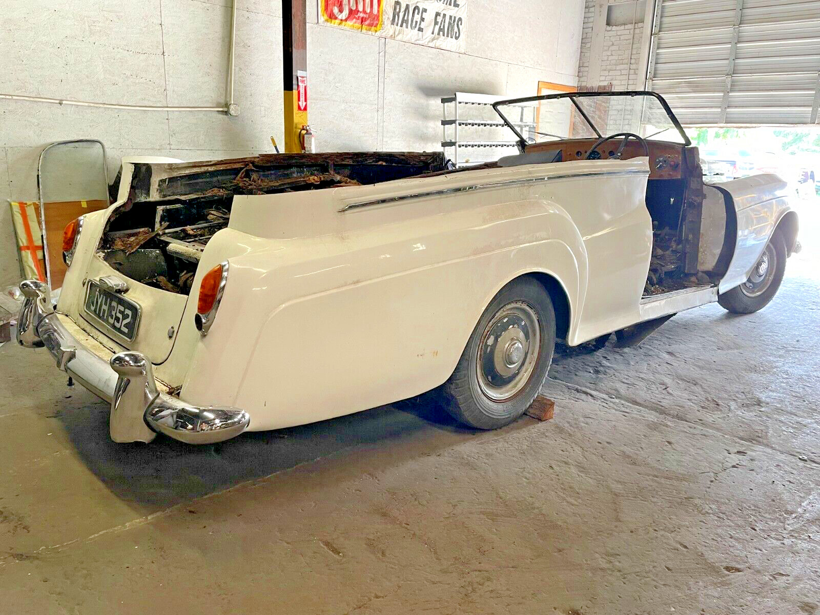 ROLLS ROYCE DAWN WRAITH BENTLEY LIGHT. WORLDS LARGEST USED 1946 - 1965 INVENTORY