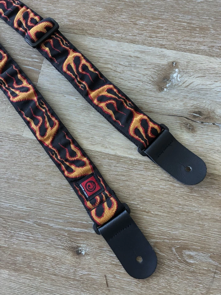 🔥 Correa para Guitarra Planet Waves D’Addario - Patrón Llamas Ajustable Negro/Rojo Foto 4 de 4