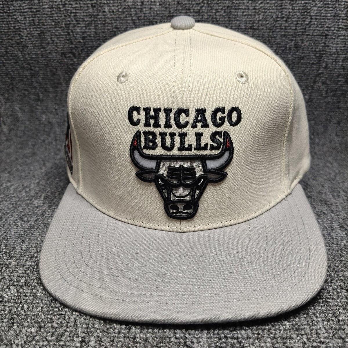 Mitchell & Ness Chicago Bulls NBA Snapback Cap Cream Gray Red OS