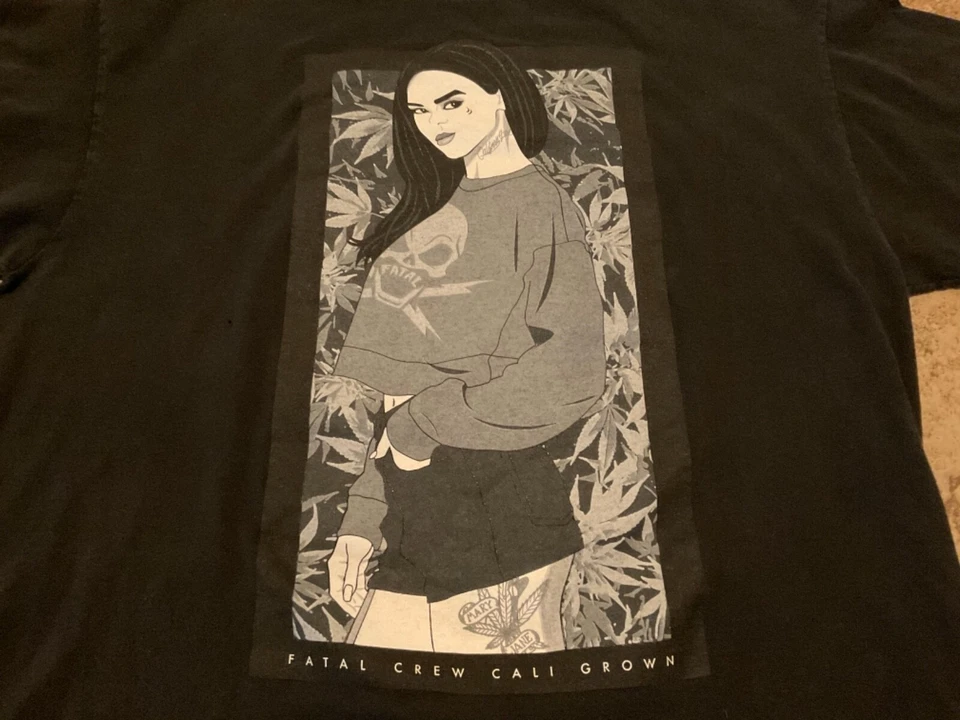 CAMISETA FATALWEAR FATAL CREW CALI GRÁFICA CULTIVADA (GRANDE PARA HOMBRE) NEGRA USADA Foto 2 de 4