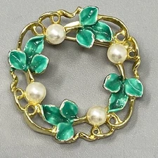 Gerrys Brooch Pin Open Wreath Faux Pearl Green Enamel Leaves Vintage Christmas