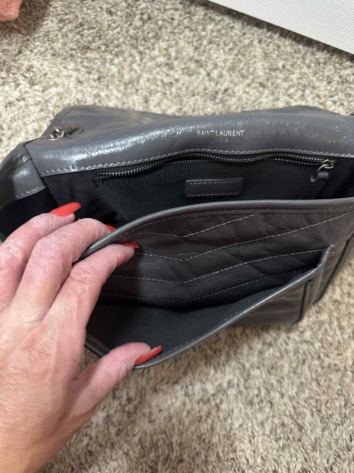 Borsa Yves Saint Laurent con patta grigia