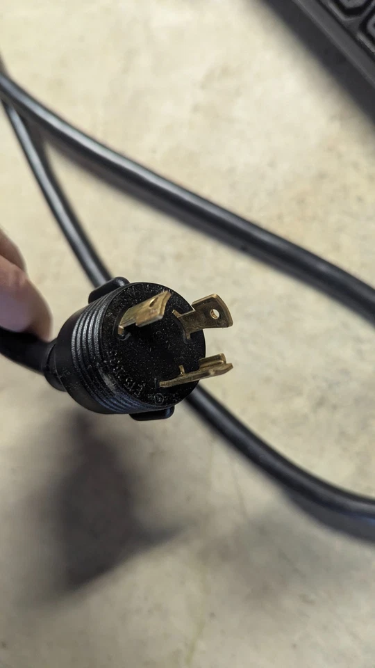 Tripp Lite PDUMV30HV 30A 208/240V medido Foto 2 de 4