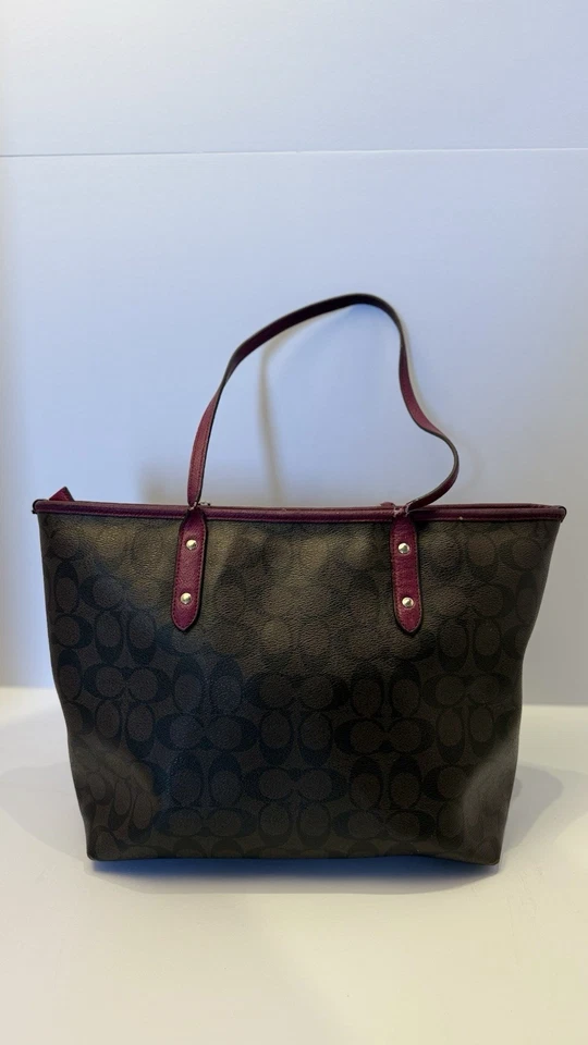 蔻驰签名手提包勃艮第装饰棕色帆布钱包-需要维修 — 第 3/4 张图片