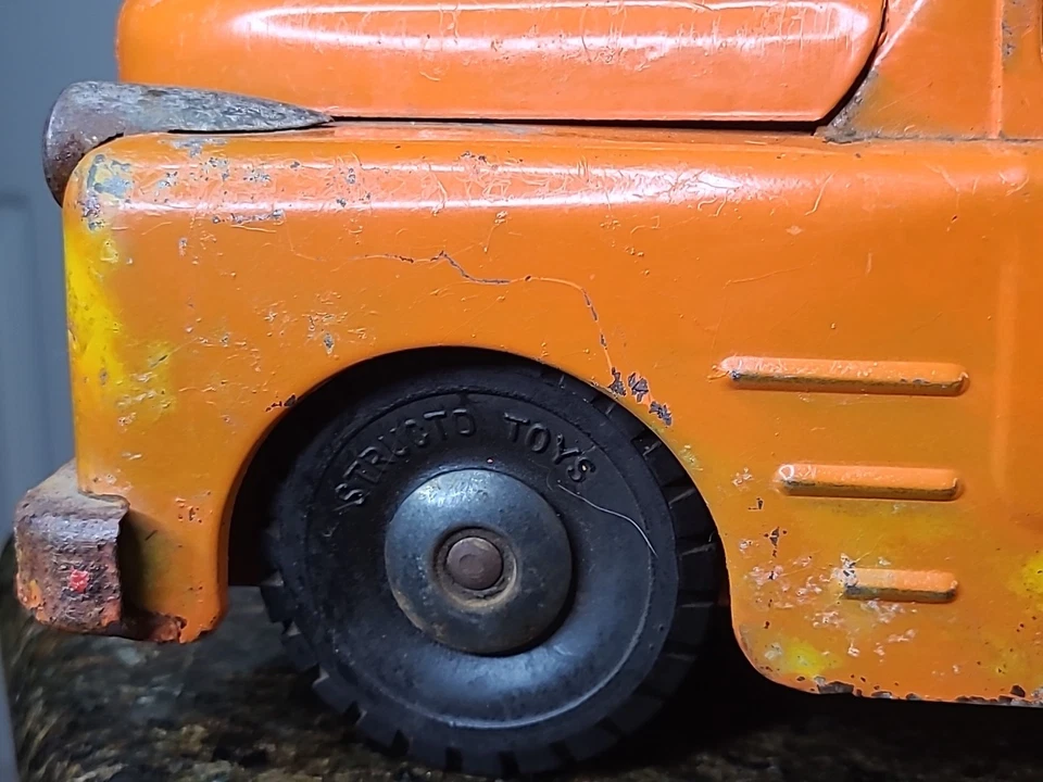 Vintage 1950s Structo Toy Orange Flatbed Tow Truck Pressed Steel W/ Chain & Hook - Image 4 of 4