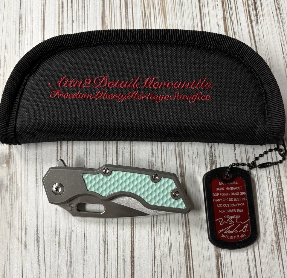 Cuchillos personalizados A2D Attn2Detail marca 1 pequeño Tiffany G10 incrustación Magnacut DP Foto 3 de 4