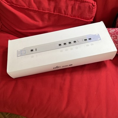 Ubiquiti UniFi Security Gateway PRO, 4-Port NEU (USG-PRO-4) Router/Firewall