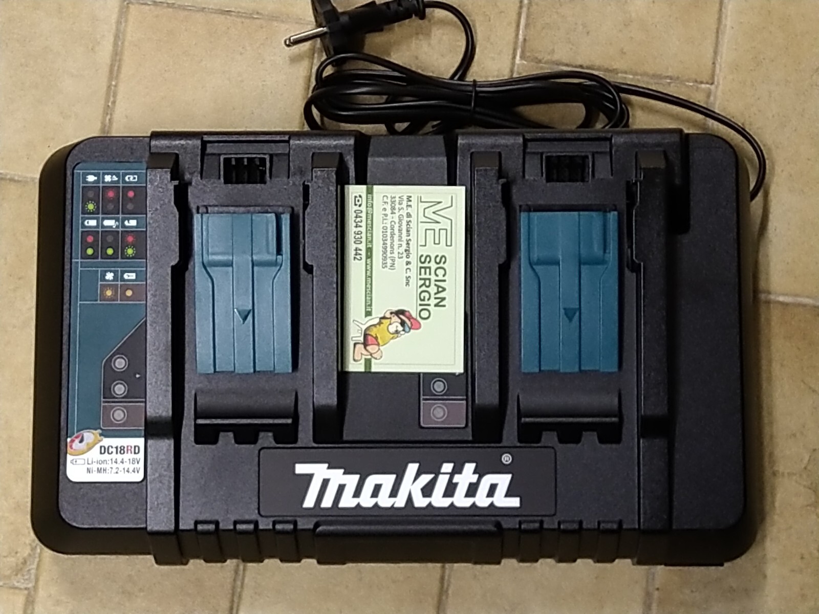 Makita DC18RD Caricabatterie doppio Li-ion/Ni-Mh 196933-6 - Immagine 3