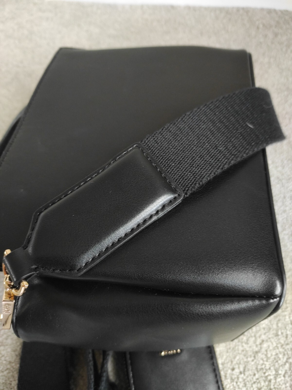 Dkny 🗽 Black Cambridge Mini Satch Bag , Air pod Holder Bnwt Rrp$178 image 5