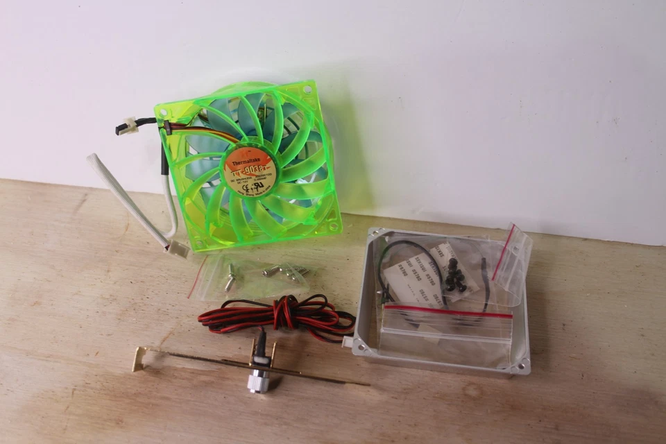 Estuche para computadora Thermaltake TT9038T doble hoja/ventilador HS marco plateado 90X38MM Foto 2 de 4