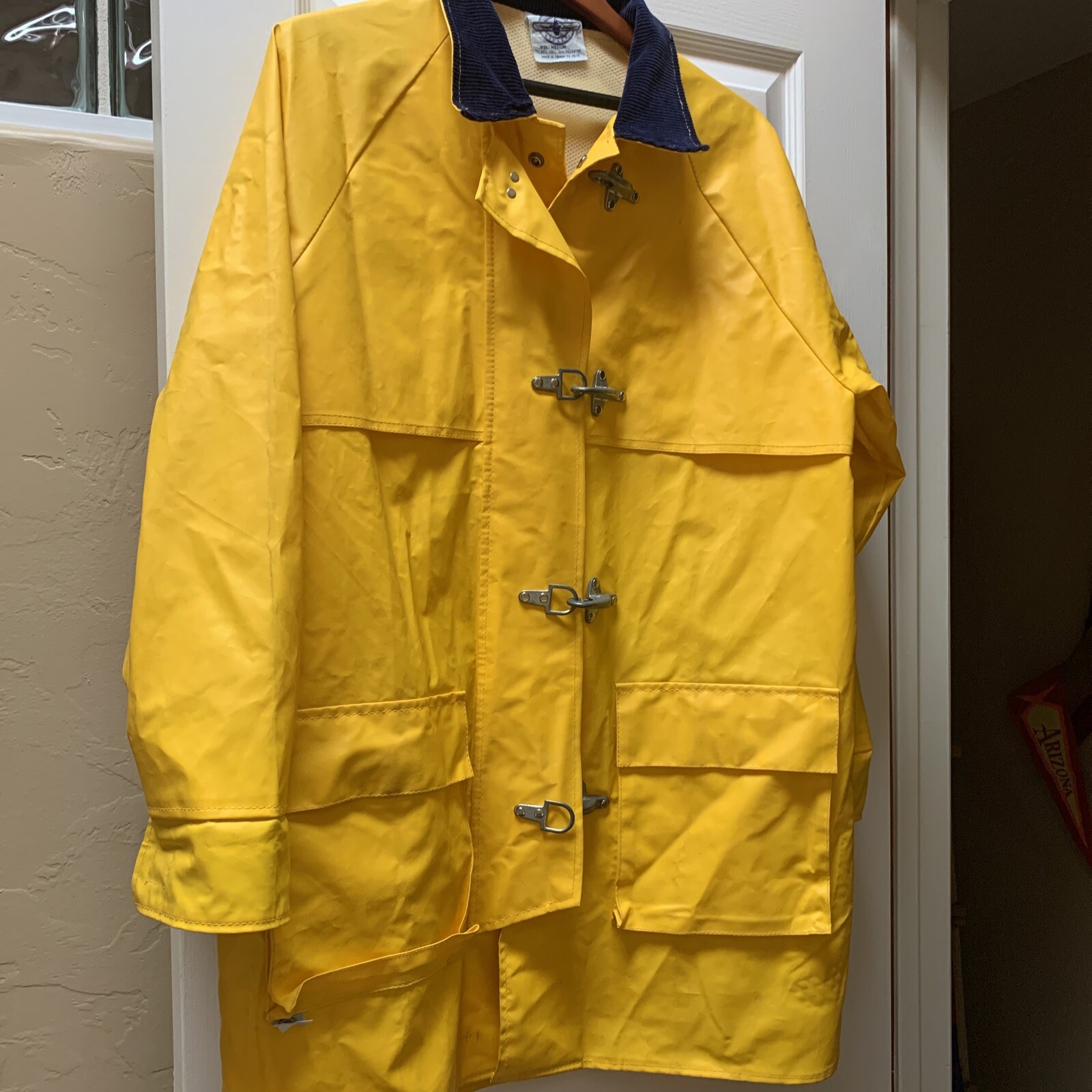 Charles River Rain Coat Yellow Slicker Jacket w/ Buckle Closures Size Medium