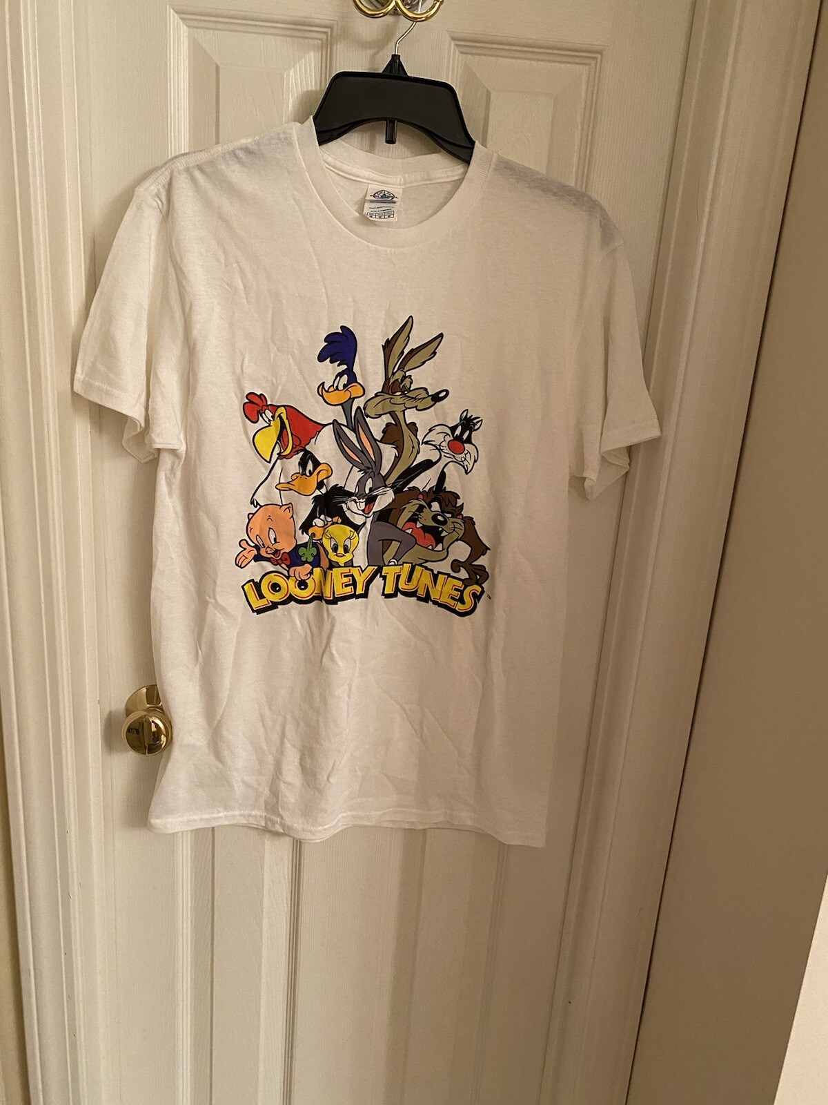 Looney Tunes White T-Shirt Medium with Bugs Bunny Tweety Daffy Warner Bros Cartoon