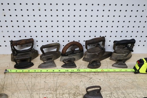 Bonito Lote Antiguo De Colección de 10 Hierros Triste Fundidos y Miniatura Manijas de Madera EE. UU. Planas - Imagen 5 de 13