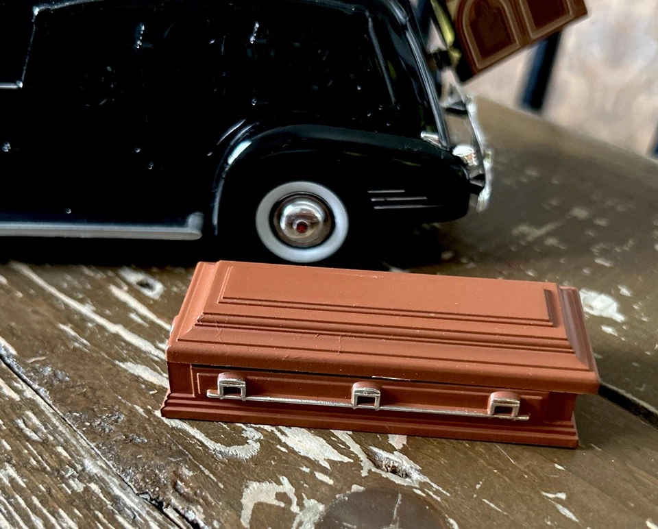 Signature 1:32 Scale 1938 Cadillac Panel Funeral Car Hearse w/ Coffin Casket - Image 2 of 4