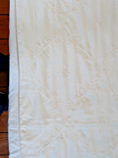 ZARTE HELLE BETTWÄSCHE MIT EINSATZ UND SCHÖNEN DETAILS WIE SPITZE