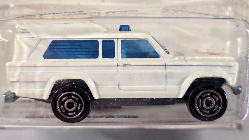 Ambulancia de colección Majorette Jeep Cherokee SJ Cruz Roja / #269 / Hecha en Francia Foto 2 de 4