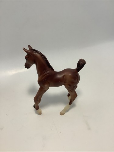 Statuina puledro cavallo Breyer Classics sangue caldo fegato castagno altezza 5" - Foto 2 di 3