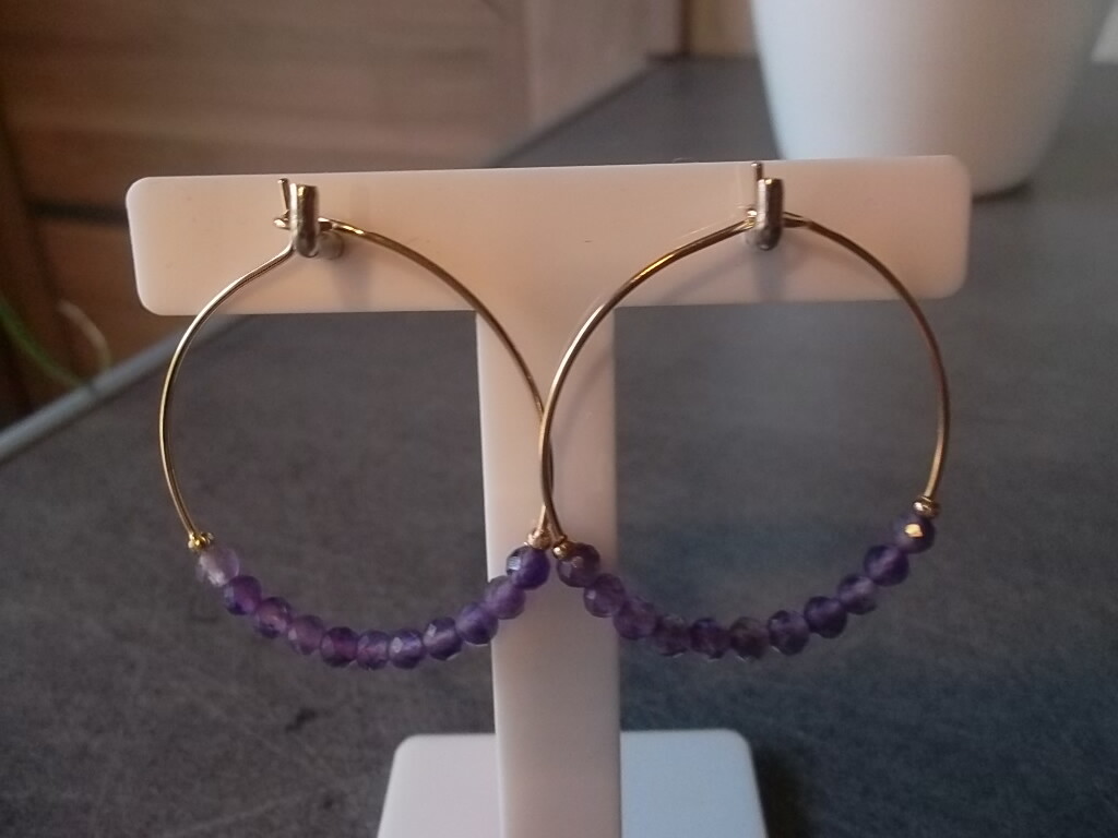 Créoles en améthyste et plaqué or 30 mm, le bijou idéal du quotidien