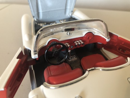 1957 Chevrolet® White / Red Convertible Corvette® Burago 1:24 Scale Diecast Car - Picture 3 of 10
