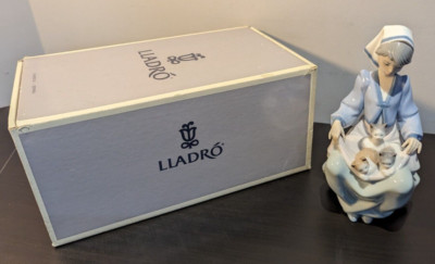 LLADRO PORCELAIN FIGURINE  LAP FULL OF LOVE # 5739  RARE RETIRED MINT WITH BOX.
