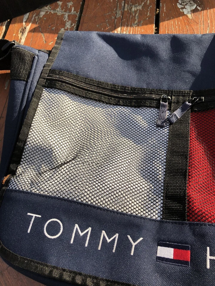 Bolsa carteiro vintage Tommy Hilfiger grande bandeira soletrada bolsa lateral - Imagem 3 de 4
