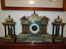 Reloj de manto de ónix con detalles de latón dorado
