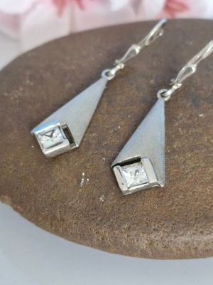 Wunderschöne Ohrringe Silber 925, edles stilolles Design, mattiert, klarer Stein